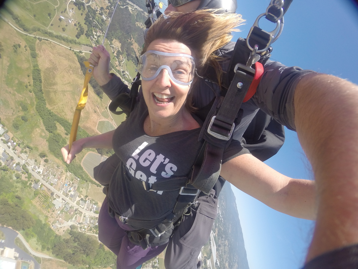 Femme pilotant un parachute en tandem.