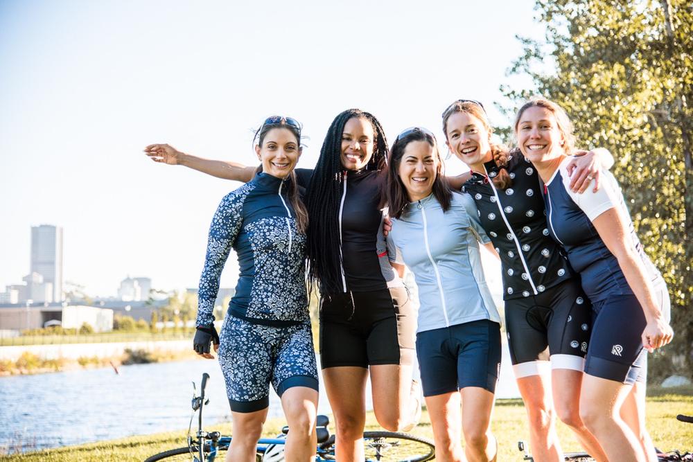 5 filles de vélo de route avec des vêtements Jolie ride